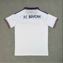 camisa-camiseta-bayern-munchen-de-munique-adidas-T-versao-torcedor-masculina-26-27-away-fora-ii-secundaria-2-branca-branco-vermelha-vermelho-azul_2