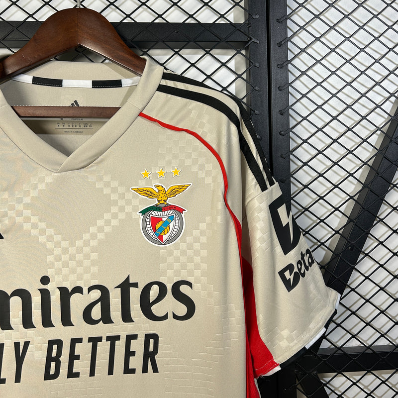 camisa-camiseta-benfica-adidas-emirates-fly-better-sagres-versao-torcedor-masculina-25-26-away-fora-ii-secundaria-2-vermelha-vermelho-bege-preta-preto_5
