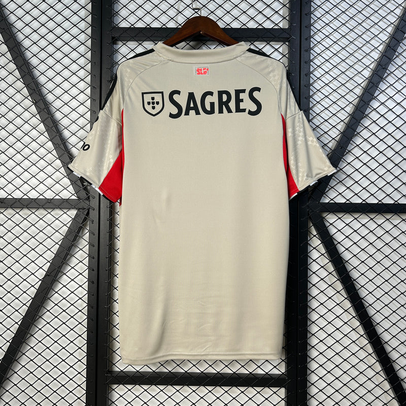 camisa-camiseta-benfica-adidas-emirates-fly-better-sagres-versao-torcedor-masculina-25-26-away-fora-ii-secundaria-2-vermelha-vermelho-bege-preta-preto_7