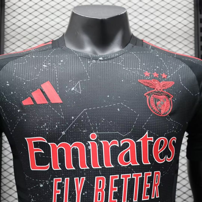 camisa-camiseta-benfica-adidas-emirates-fly-better-versao-versao-jogador-masculina-24-25-away-fora-ii-secundaria-2-vermelha-vermelho-preto-preta_2