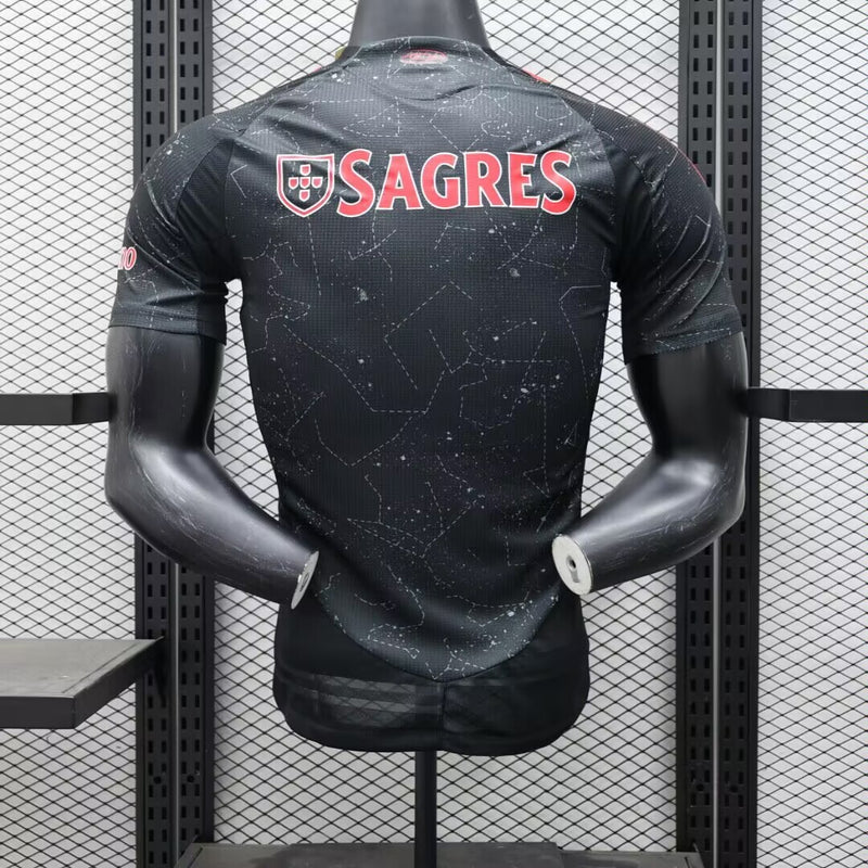 camisa-camiseta-benfica-adidas-emirates-fly-better-versao-versao-jogador-masculina-24-25-away-fora-ii-secundaria-2-vermelha-vermelho-preto-preta_4