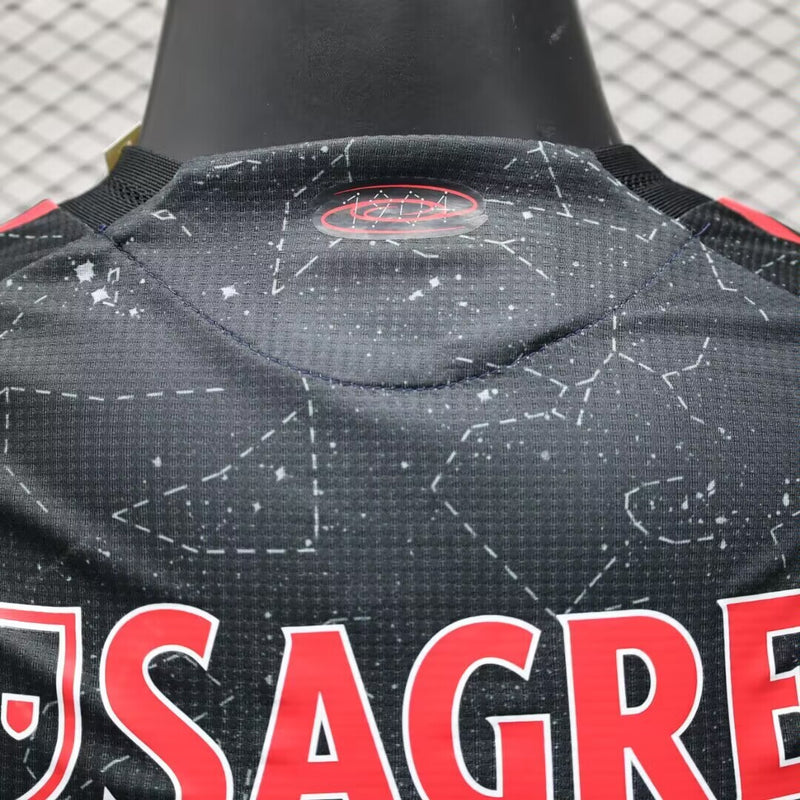 camisa-camiseta-benfica-adidas-emirates-fly-better-versao-versao-jogador-masculina-24-25-away-fora-ii-secundaria-2-vermelha-vermelho-preto-preta_9
