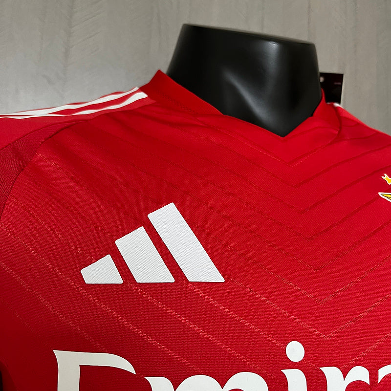 camisa-camiseta-benfica-adidas-emirates-fly-better-versao-versao-jogador-masculina-24-25-home-casa-i-principal-1-vermelha-vermelho-branca-branco_5