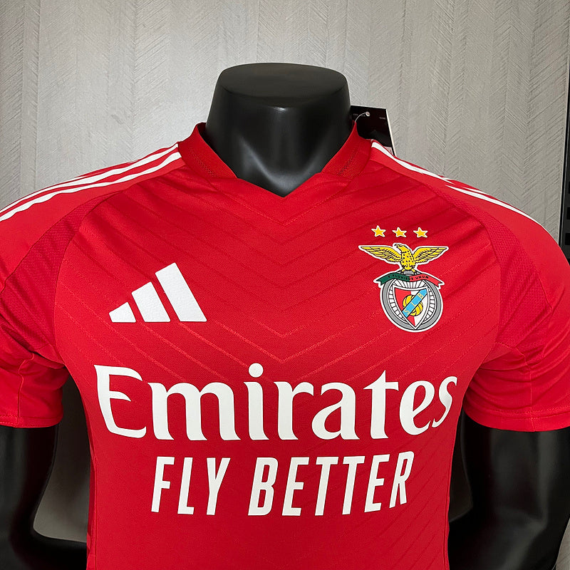 camisa-camiseta-benfica-adidas-emirates-fly-better-versao-versao-jogador-masculina-24-25-home-casa-i-principal-1-vermelha-vermelho-branca-branco_9