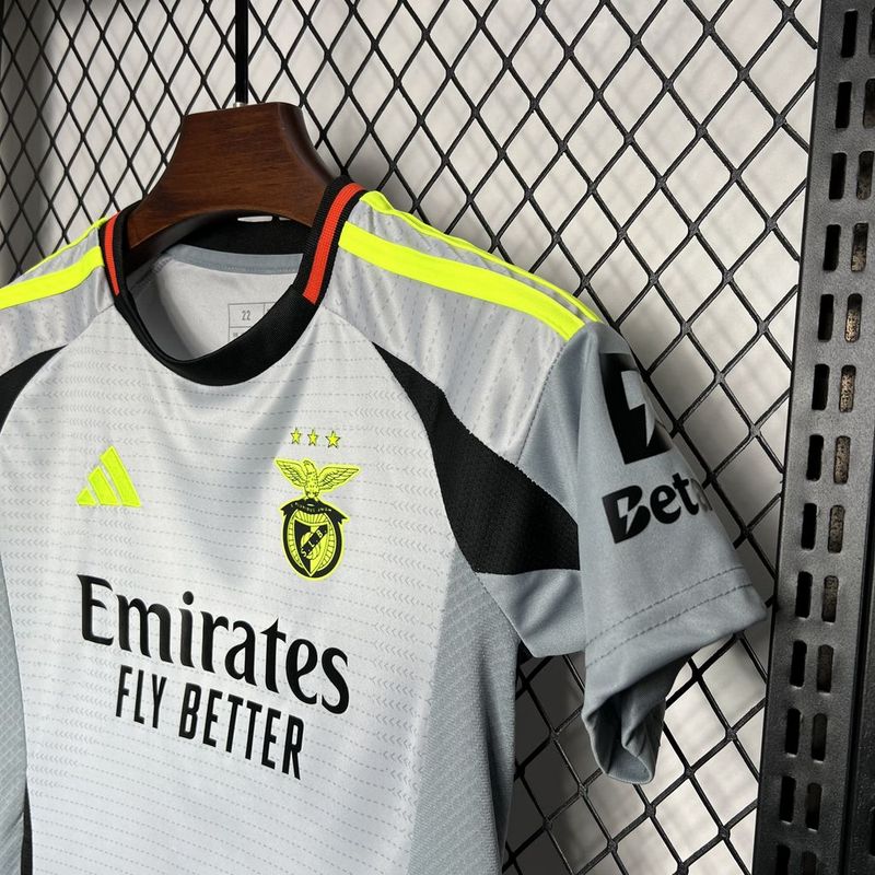 camisa-camiseta-benfica-adidas-emirates-fly-better-versao-versao-torcedor-conjunto-infantil-kids-24-25-third-away-fora-iii-terceira-3-cinza-verde-branca-branco-preta-pr_3