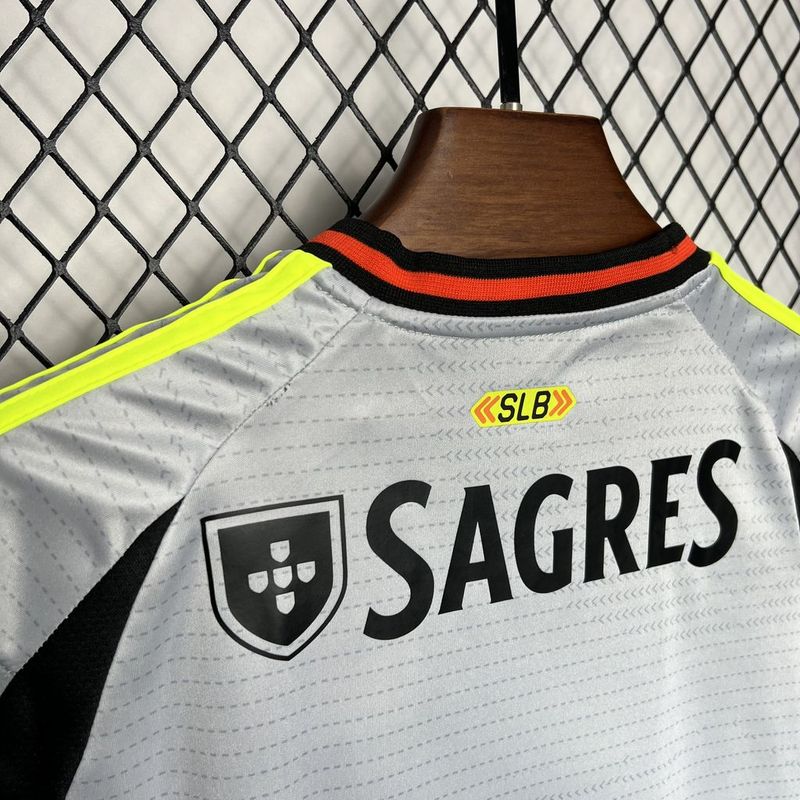 camisa-camiseta-benfica-adidas-emirates-fly-better-versao-versao-torcedor-conjunto-infantil-kids-24-25-third-away-fora-iii-terceira-3-cinza-verde-branca-branco-preta-pr_4