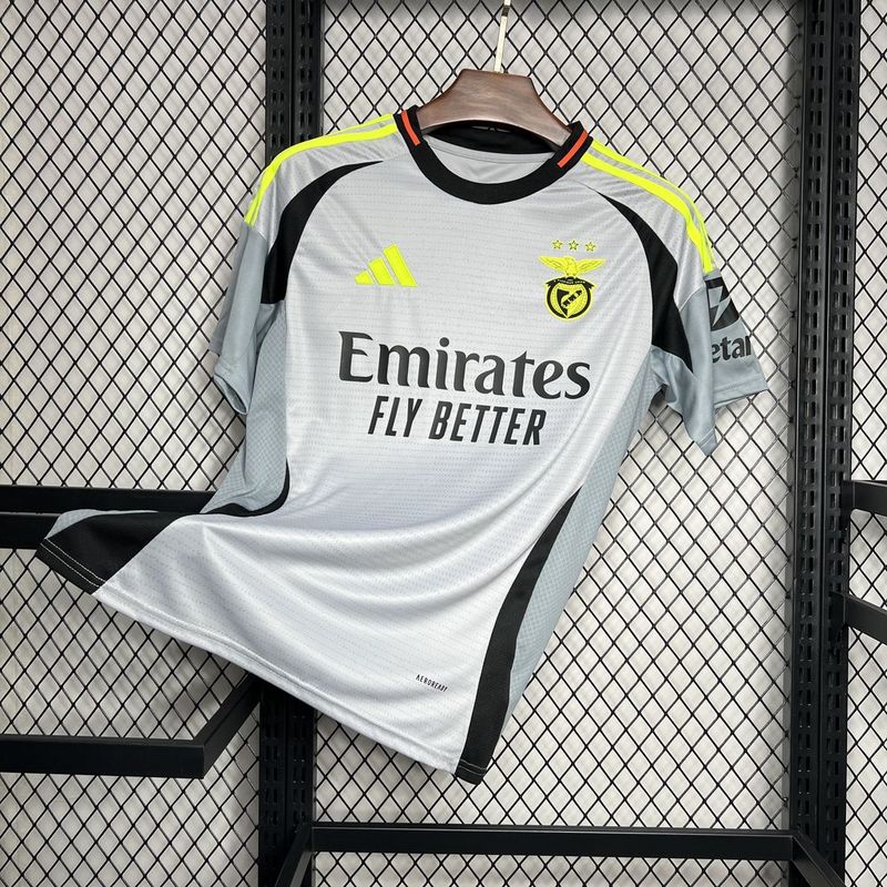 camisa-camiseta-benfica-adidas-emirates-fly-better-versao-versao-torcedor-masculina-24-25-third-away-fora-iii-terceira-3-cinza-verde-branca-branco-preta-preto_8