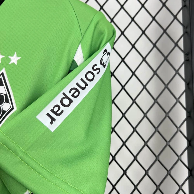 camisa-camiseta-borussia-monchengladbach-puma-reuter-baderileuchtrn-versao-torcedor-masculina-25-26-away-fora-ii-secundaria-2-preta-preto-branca-branco-verde_4