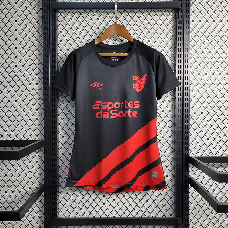 camisa-camiseta-cap-athletico-paranaense-umbro-esportes-da-sorte-versao-versao-torcedor-feminina-23-24-away-fora-ii-secundaria-2-vermelha-preta-vermelho-preto_1