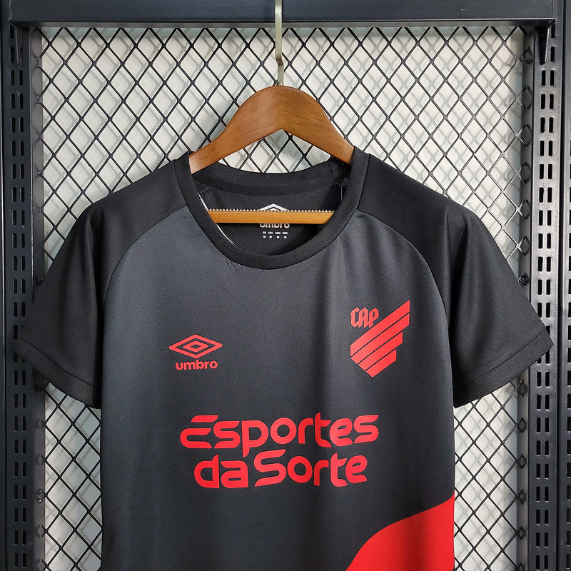 camisa-camiseta-cap-athletico-paranaense-umbro-esportes-da-sorte-versao-versao-torcedor-feminina-23-24-away-fora-ii-secundaria-2-vermelha-preta-vermelho-preto_3