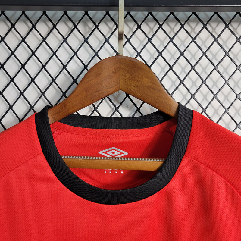 camisa-camiseta-cap-athletico-paranaense-umbro-esportes-da-sorte-versao-versao-torcedor-feminina-23-24-home-casa-i-principal-1-vermelha-preta-vermelho-preto_3