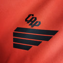 camisa-camiseta-cap-athletico-paranaense-umbro-esportes-da-sorte-versao-versao-torcedor-feminina-23-24-home-casa-i-principal-1-vermelha-preta-vermelho-preto_7