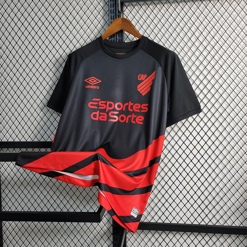 camisa-camiseta-cap-athletico-paranaense-umbro-esportes-da-sorte-versao-versao-torcedor-masculina-23-24-away-fora-ii-secundaria-2-vermelha-preta-vermelho-preto_4
