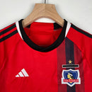 camisa-camiseta-colo-colocolo-adidas-infantil-kids-kid-kit-feminina-versao-versao-torcedor-masculina-23-24-away-fora-ii-secundaria-2-vermelha-preta-branca-vermelho-preto-branco_5