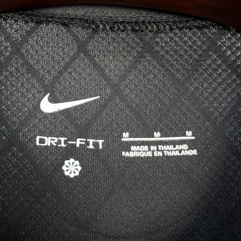 camisa-camiseta-eintratch-frankfurt-nike-indeed-jobs-finden-versao-versao-torcedor-masculina-24-25-away-fora-ii-secundaria-2-vermelha-vermelho-preta-preto_1