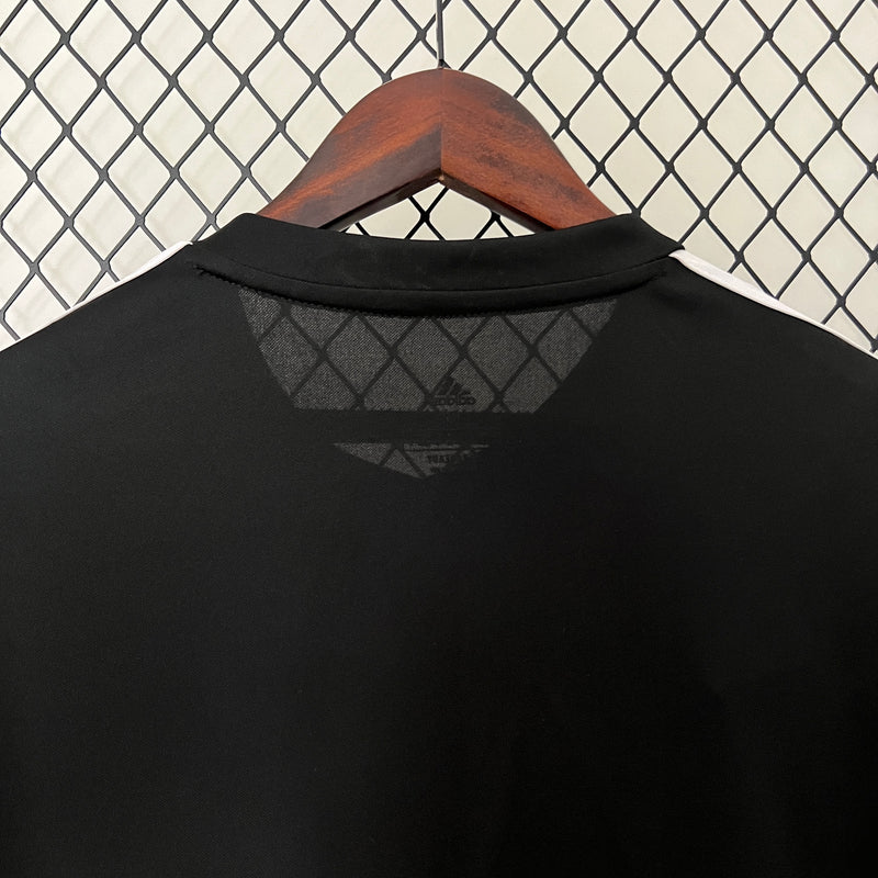 camisa-camiseta-flamengo-balmain-adidas-versao-versao-torcedor-masculina-24-25-edicao-edicao-especial-vermelho-vermelha-preto-preta-branca-branco-refletiva-detalhes-refletivos_5
