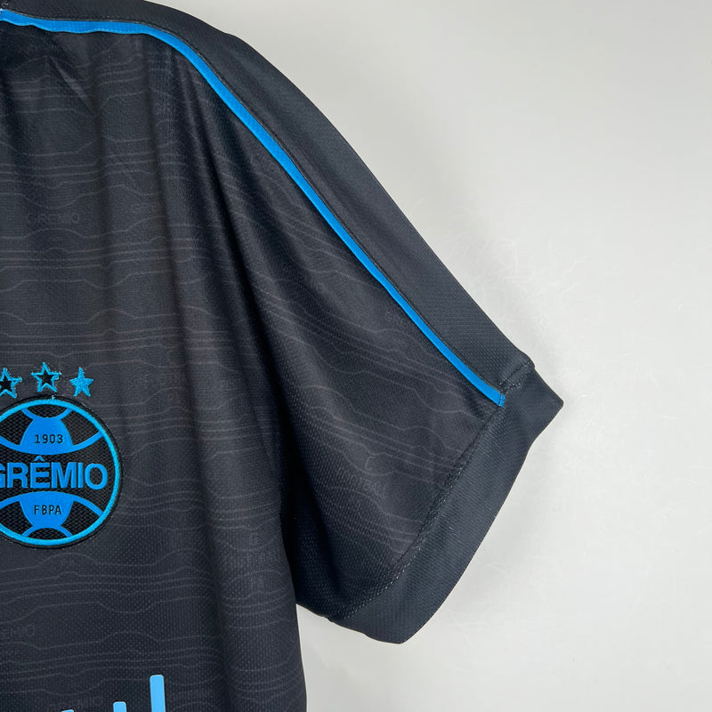 camisa-camiseta-gremio-gremio-banrisul-umbro-versao-versao-torcedor-masculina-23-24-third-away-fora-iii-terceira-3-azul-preto-preta-branca-branco_3