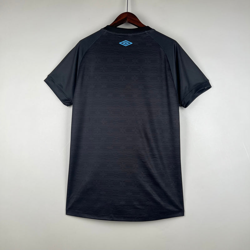 camisa-camiseta-gremio-gremio-banrisul-umbro-versao-versao-torcedor-masculina-23-24-third-away-fora-iii-terceira-3-azul-preto-preta-branca-branco_7
