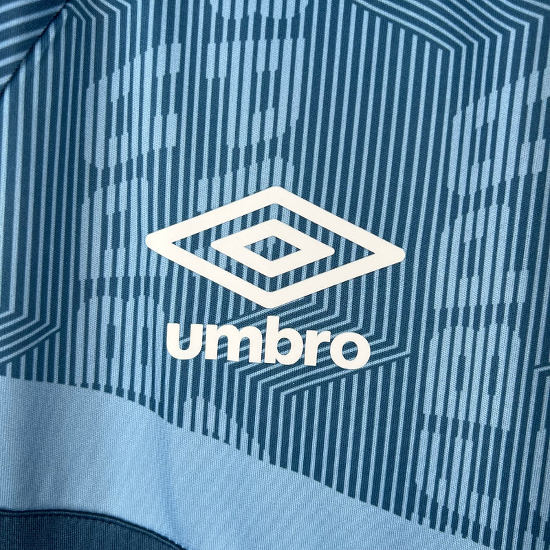 camisa-camiseta-gremio-gremio-banrisul-umbro-versao-versao-torcedor-masculina-23-24-treino-treinamento-azul-preto-preta-branca-branco_8