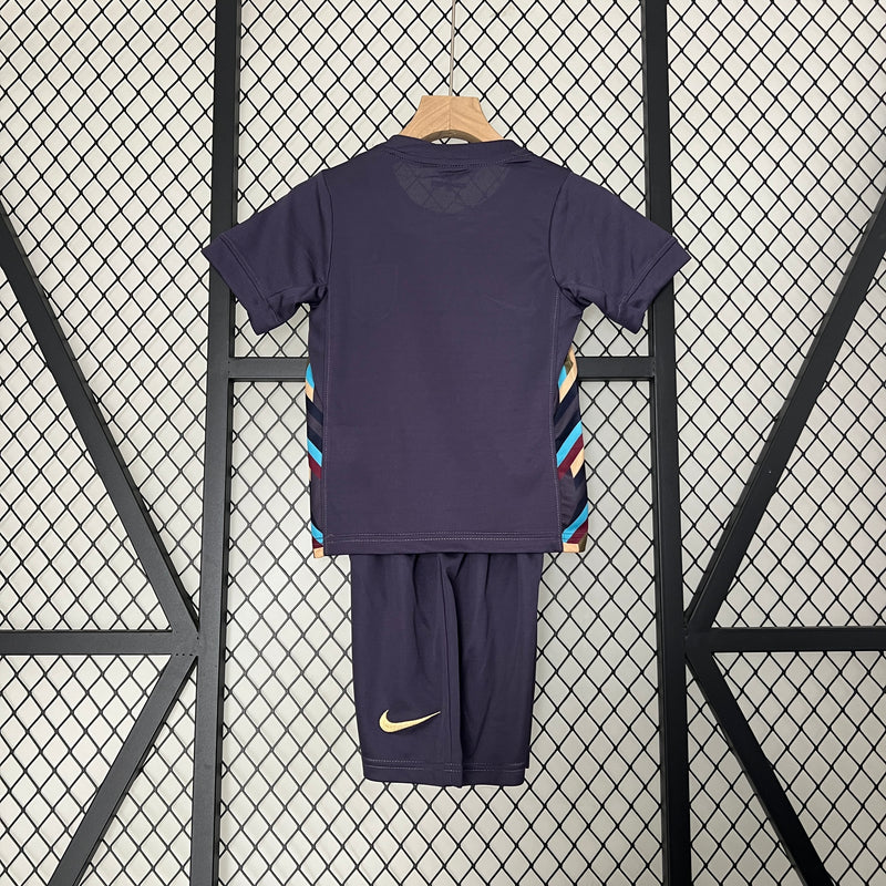 camisa-camiseta-inglaterra-nike-selecao-selecao-inglesa-versao-versao-torcedor-conjunto-infantil-shorts-24-25-away-fora-ii-secundaria-2-bellingham-jude-harry-kane-branco-branca-azul-r_a786fba5-0a10-43e5-943b-680210ca9775