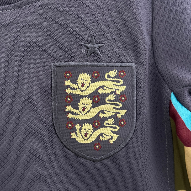 camisa-camiseta-inglaterra-nike-selecao-selecao-inglesa-versao-versao-torcedor-conjunto-infantil-shorts-24-25-away-fora-ii-secundaria-2-bellingham-jude-harry-kane-branco-branca-azul-r_c528cbf4-0fc1-4e04-94c3-ad4c7b695d3f