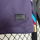 camisa-camiseta-inglaterra-nike-selecao-selecao-inglesa-versao-versao-torcedor-feminina-24-25-away-fora-ii-secundaria-2-bellingham-jude-harry-kane-branco-branca-azul-roxa-roxo_4