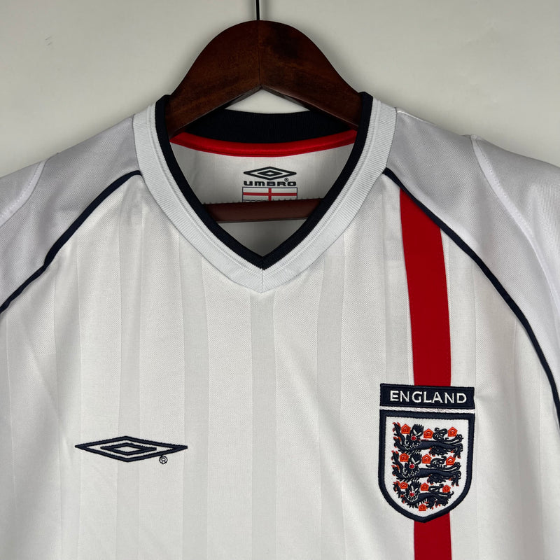 camisa-camiseta-inglaterra-umbro-selecao-selecao-inglesa-versao-versao-torcedor-masculina-2002-home-casa-i-principal-1-david-beckham-branco-branca-azul-vermelho-vermelha-retro-retro_1_1bc5b011-13ba-4c6d-b4a6-b73eafe22e42