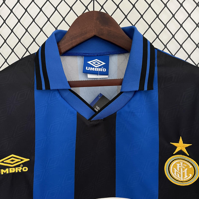 camisa-camiseta-inter-de-milao-milao-umbro-pirelli-versao-versao-torcedor-masculina-95-96-home-casa-i-principal-1-azul-preta-preto-retro-retro-amarelo-amarela_3