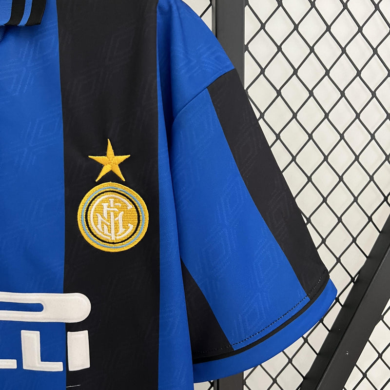 camisa-camiseta-inter-de-milao-milao-umbro-pirelli-versao-versao-torcedor-masculina-95-96-home-casa-i-principal-1-azul-preta-preto-retro-retro-amarelo-amarela_4