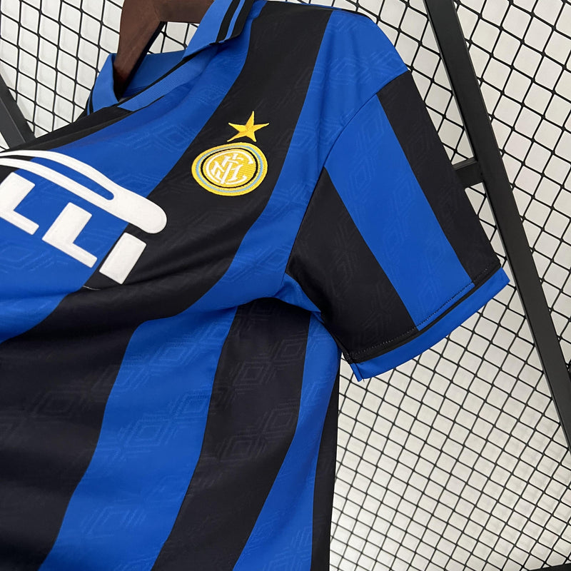 camisa-camiseta-inter-de-milao-milao-umbro-pirelli-versao-versao-torcedor-masculina-95-96-home-casa-i-principal-1-azul-preta-preto-retro-retro-amarelo-amarela_7
