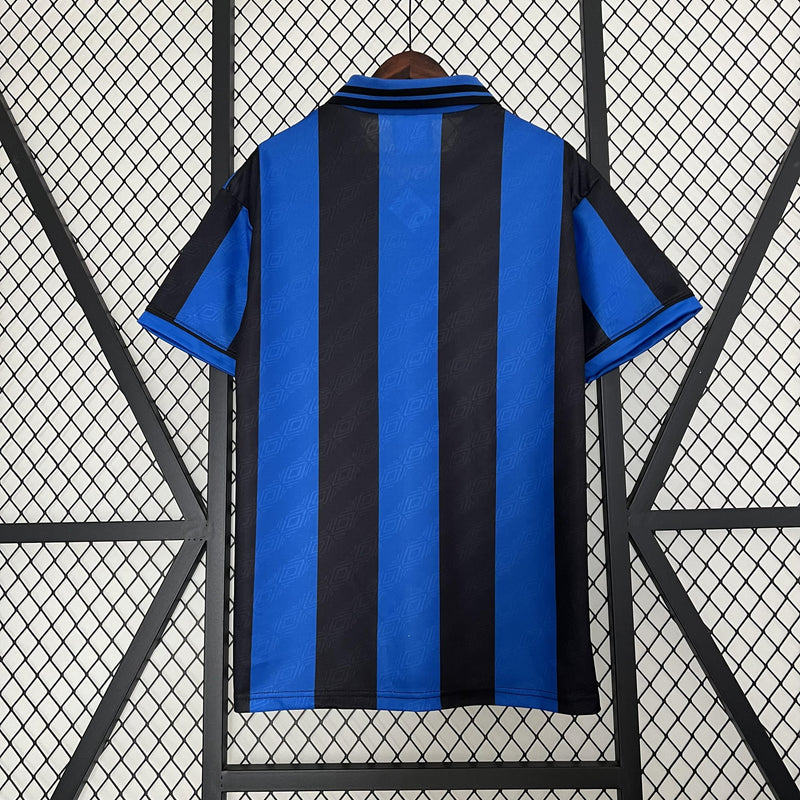 camisa-camiseta-inter-de-milao-milao-umbro-pirelli-versao-versao-torcedor-masculina-95-96-home-casa-i-principal-1-azul-preta-preto-retro-retro-amarelo-amarela