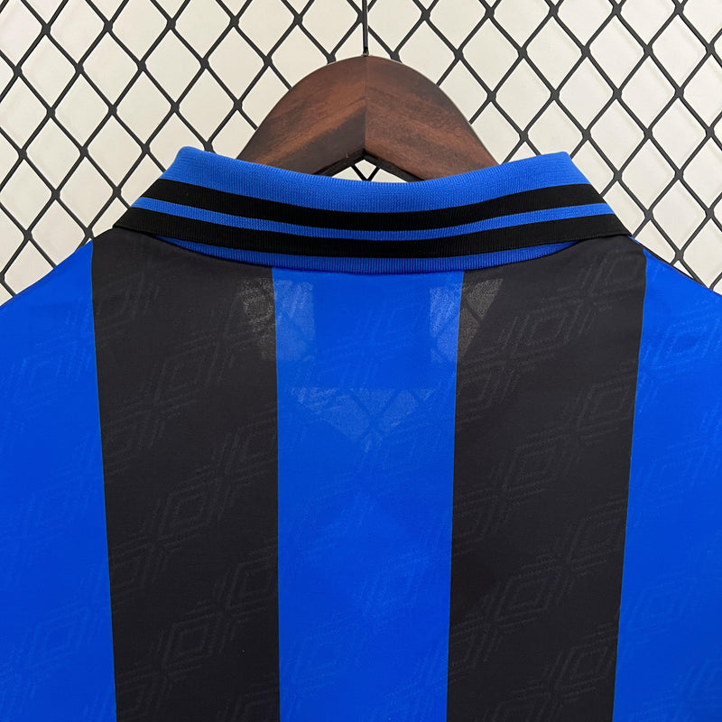 camisa-camiseta-inter-de-milao-milao-umbro-pirelli-versao-versao-torcedor-masculina-95-96-home-casa-i-principal-1-azul-preta-preto-retro-retro-amarelo-amarela_8