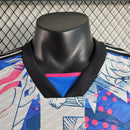 camisa-camiseta-japao-japao-selecao-selecao-japonesa-adidas-versao-versao-jogador-masculina-22-23-edicao-edicao-especial-dragon-ball-vegeta-goku-branca-rosa-azul-preto-preta-branco_2