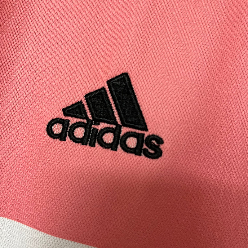 camisa-camiseta-juventus-adidas-jeep-versao-torcedor-masculina-15-16-away-fora-ii-secundaria-2-rosa-preta-preto-branco-branca-retro_5