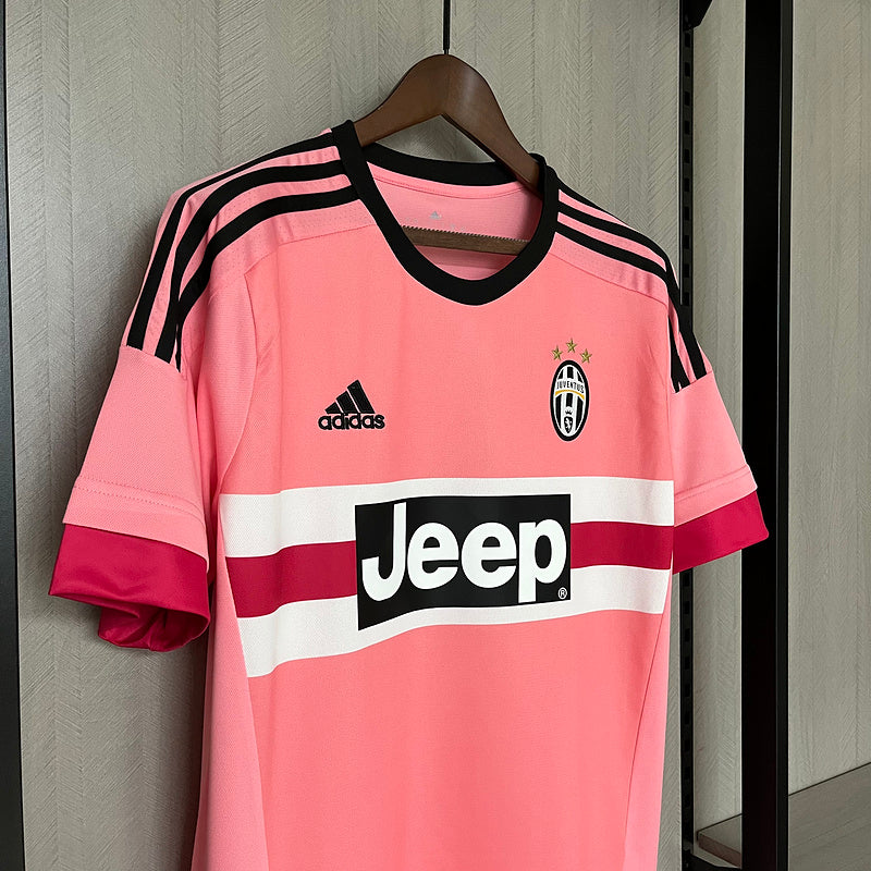 camisa-camiseta-juventus-adidas-jeep-versao-torcedor-masculina-15-16-away-fora-ii-secundaria-2-rosa-preta-preto-branco-branca-retro_8