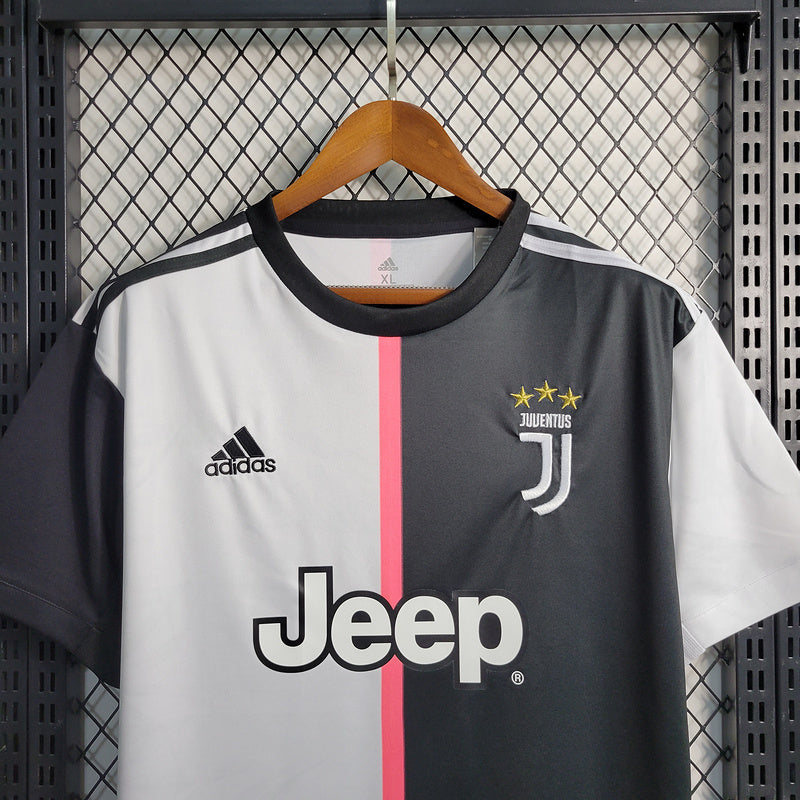 camisa-camiseta-juventus-adidas-jeep-versao-torcedor-masculina-19-20-home-casa-i-principal-1-preta-preto-branca-branco-retro-rosa-cr7-cristiano-ronaldo_8