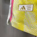 camisa-camiseta-juventus-adidas-versao-jogador-masculina-24-25-away-fora-ii-secundaria-2-amarela-amarelo-rosa-branca-branco_5