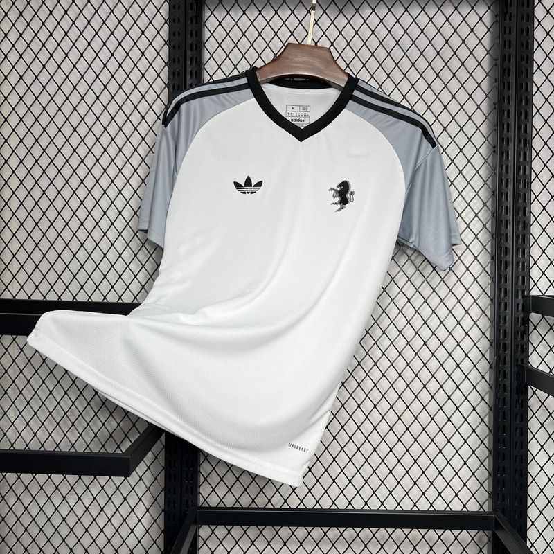 camisa-camiseta-juventus-adidas-versao-torcedor-masculina-24-25-pre-jogo-treino-branca-branco-preta-preto-cinza_4