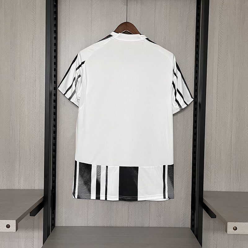 camisa-camiseta-juventus-adidas-versao-torcedor-masculina-25-26-home-casa-i-principal-1-branca-branco-rosa-preta-preto_2