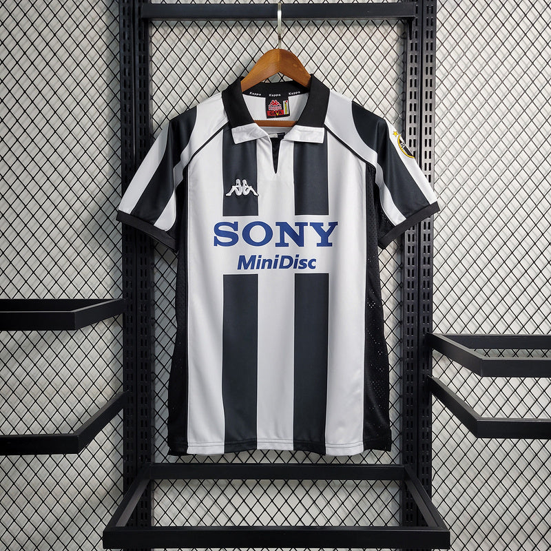 camisa-camiseta-juventus-kappa-sony-minidisc-versao-torcedor-masculina-97-98-home-casa-i-principal-1-preta-preto-branca-branco-retro_1