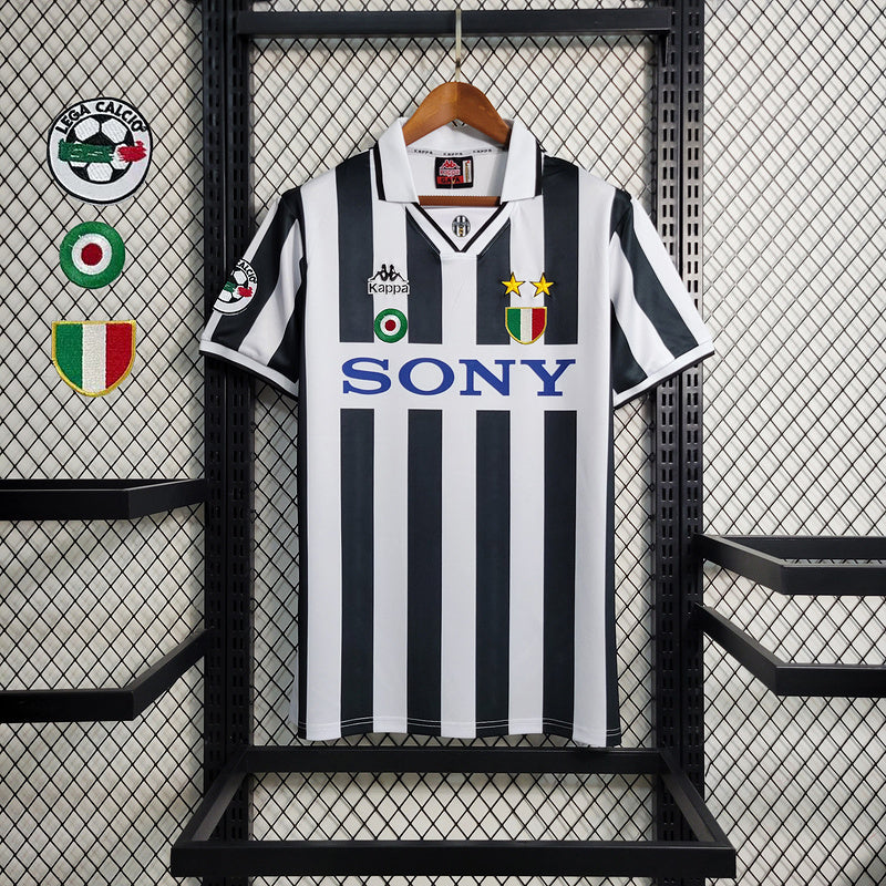 camisa-camiseta-juventus-kappa-sony-versao-torcedor-masculina-95-97-home-casa-i-principal-1-preta-preto-branca-branco-retro_1