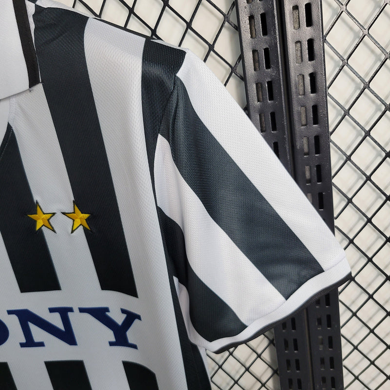 camisa-camiseta-juventus-kappa-sony-versao-torcedor-masculina-95-97-home-casa-i-principal-1-preta-preto-branca-branco-retro_2