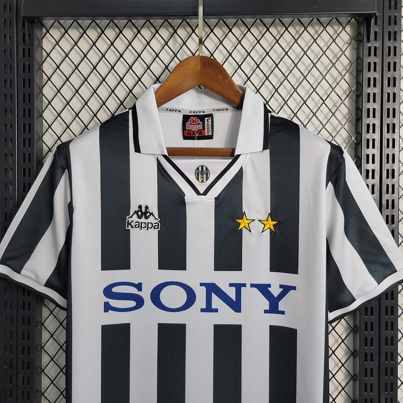 camisa-camiseta-juventus-kappa-sony-versao-torcedor-masculina-95-97-home-casa-i-principal-1-preta-preto-branca-branco-retro_3