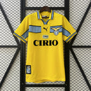 camisa-camiseta-lazio-puma-cirio-versao-versao-torcedor-masculina-98-99-away-fora-ii-2-secundaria-azul-branca-branco-amarela-amarelo-retro-retro_1