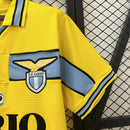 camisa-camiseta-lazio-puma-cirio-versao-versao-torcedor-masculina-98-99-away-fora-ii-2-secundaria-azul-branca-branco-amarela-amarelo-retro-retro_3