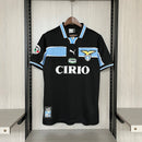camisa-camiseta-lazio-puma-cirio-versao-versao-torcedor-masculina-98-99-third-away-fora-iii-3-terceira-azul-branca-branco-preta-preto-retro-retro_1