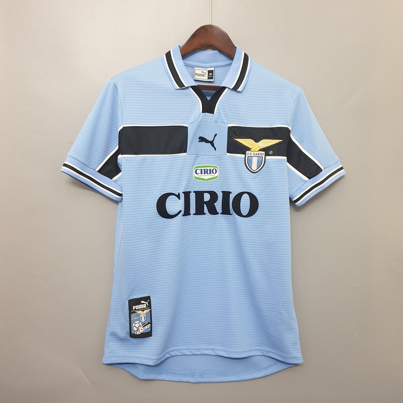 camisa-camiseta-lazio-puma-cirio-versao-versao-torcedor-masculina-99-00-home-casa-i-1-principal-azul-branca-branco-preta-preto-retro-retro_1