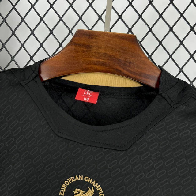 camisa-camiseta-liverpool-adidas-carlsberg-versao-torcedor-masculina-25-26-comemorativa-20-anos-de-istambul-preta-preto-dourada-dourado_5
