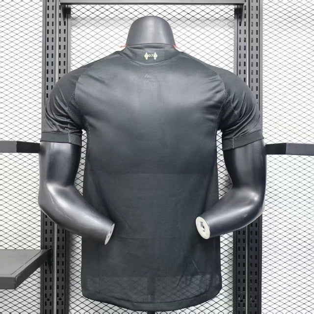 camisa-camiseta-liverpool-adidas-standard-chartered-versao-jogador-masculina-25-26-edicao-especial-preta-preto-branca-branco-vermelha-vermelho-dourado-dourada_2
