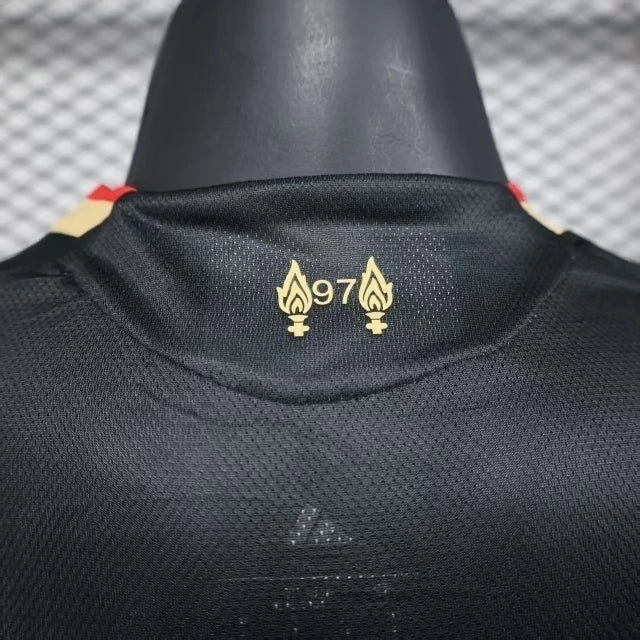 camisa-camiseta-liverpool-adidas-standard-chartered-versao-jogador-masculina-25-26-edicao-especial-preta-preto-branca-branco-vermelha-vermelho-dourado-dourada_3